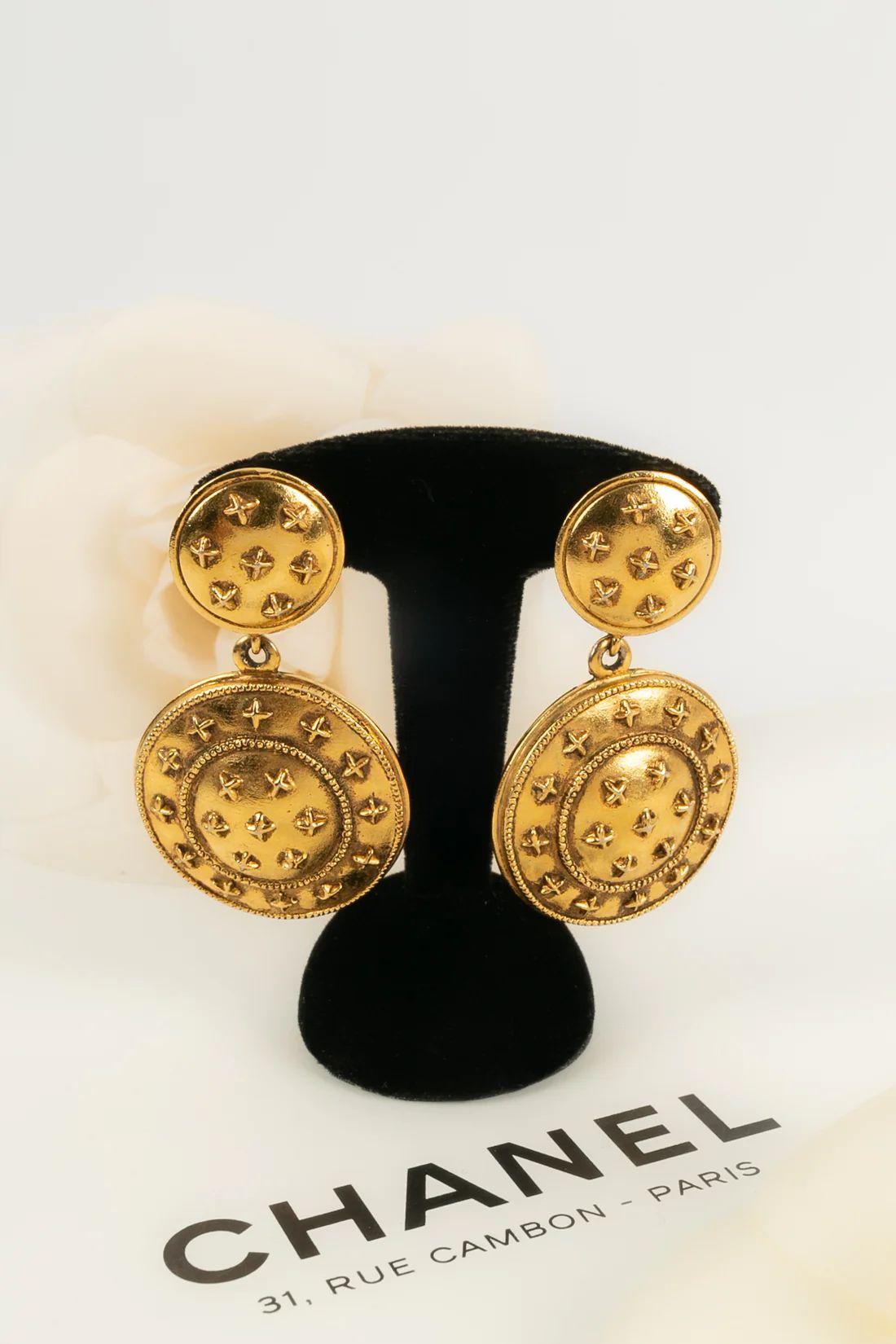 Chanel - (Made in France) Gold metal clip earrings dating from the 1980s.

Additional information:
Dimensions: 6 L cm

Condition: 
Very good condition

Seller Ref number: BOB90
