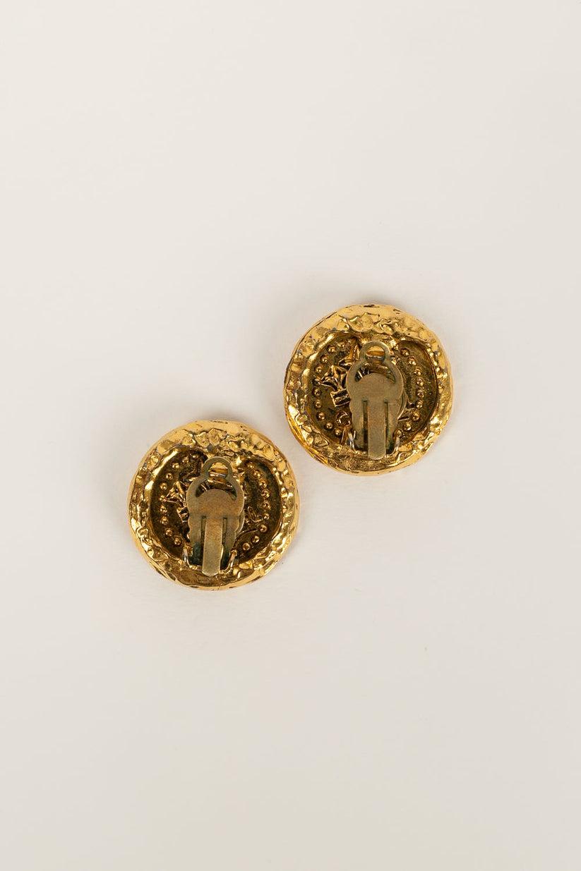Chanel - (Made in France) Gold metal clip earrings.

Additional information:
Dimensions: Ø 3 cm

Condition:  Very good condition

Seller Ref number: BOB141
