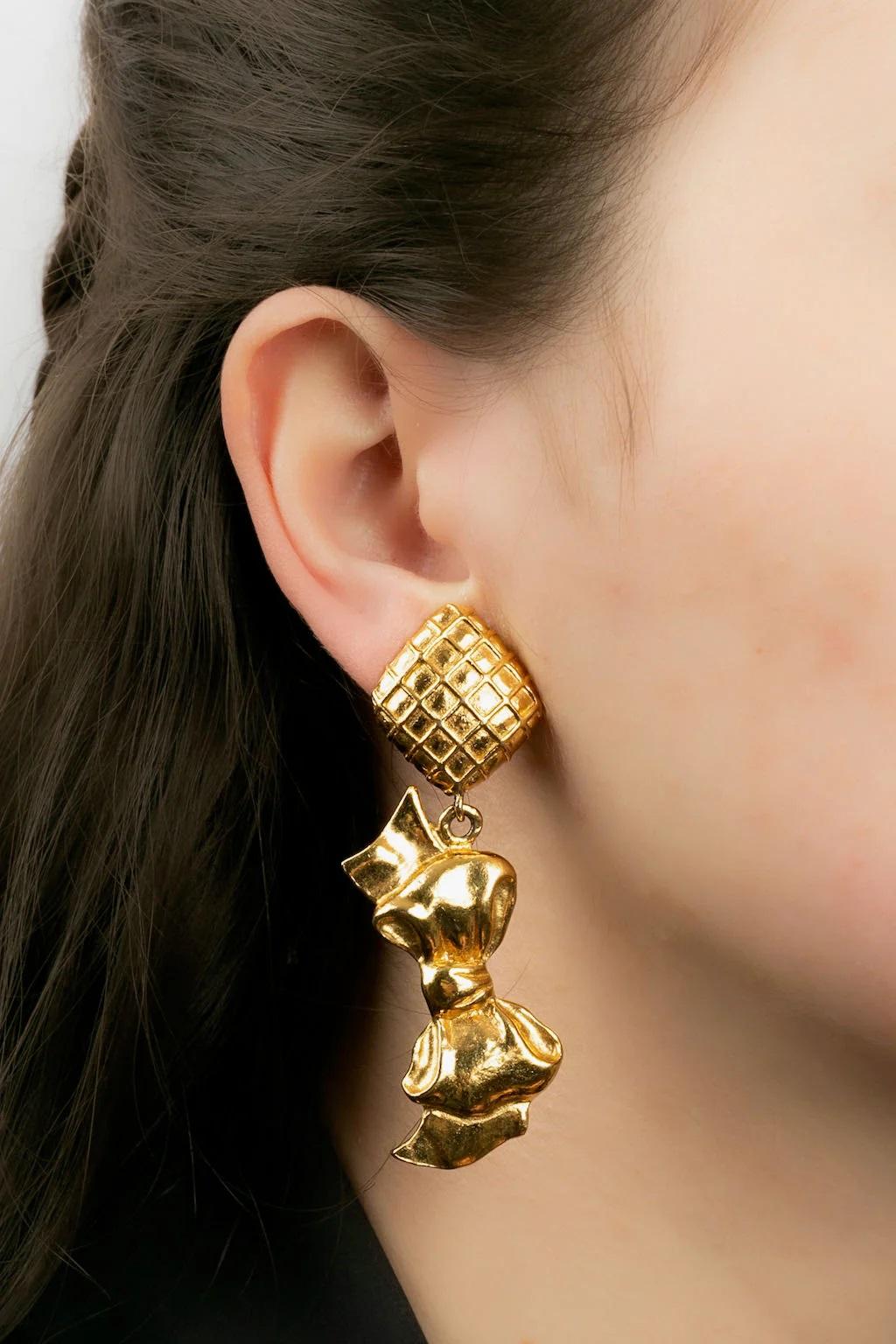 Chanel - (Made in France) Vergoldete Metall-Clip-Ohrringe.

Zusätzliche Informationen:
Abmessungen: 7 L cm

Bedingung: 
Sehr guter Zustand

Verkäufer Ref Nummer: BOB23