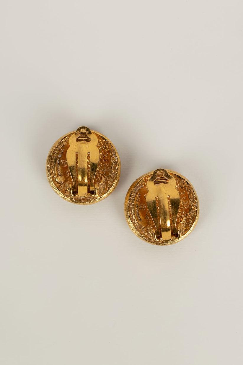 Chanel Gold Metal Clip Earrings In Good Condition For Sale In SAINT-OUEN-SUR-SEINE, FR