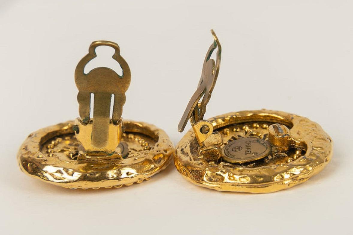 Chanel Gold Metal Clip Earrings In Good Condition In SAINT-OUEN-SUR-SEINE, FR