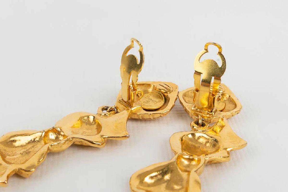 Chanel Gold Metal Clip Earrings In Excellent Condition For Sale In SAINT-OUEN-SUR-SEINE, FR