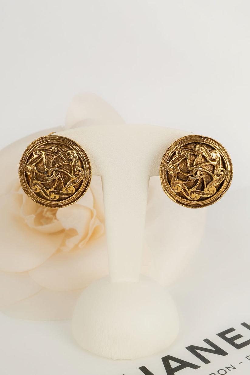 Chanel Gold Metal Clip Earrings For Sale 1