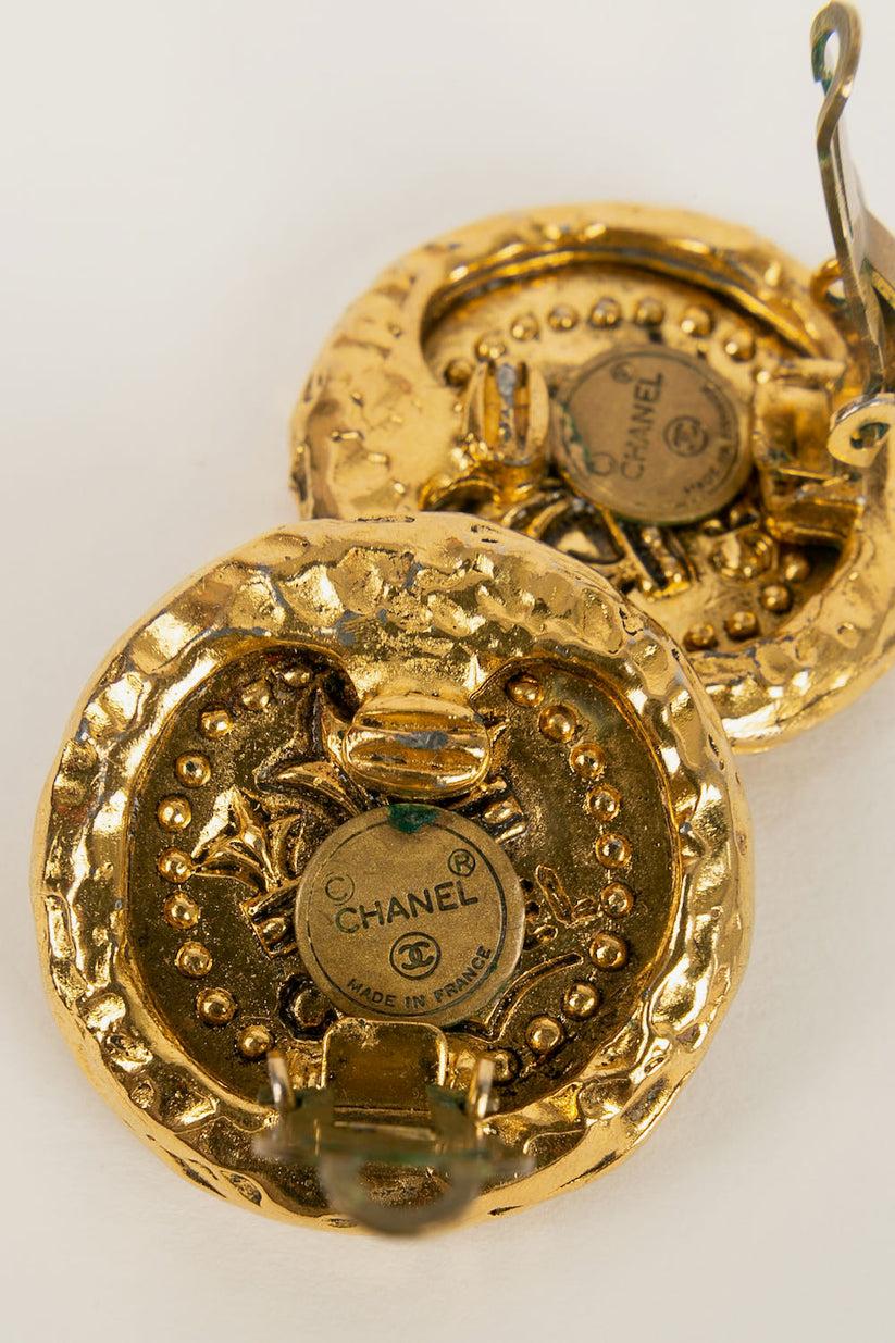 Women's Chanel Gold Metal Clip Earrings For Sale