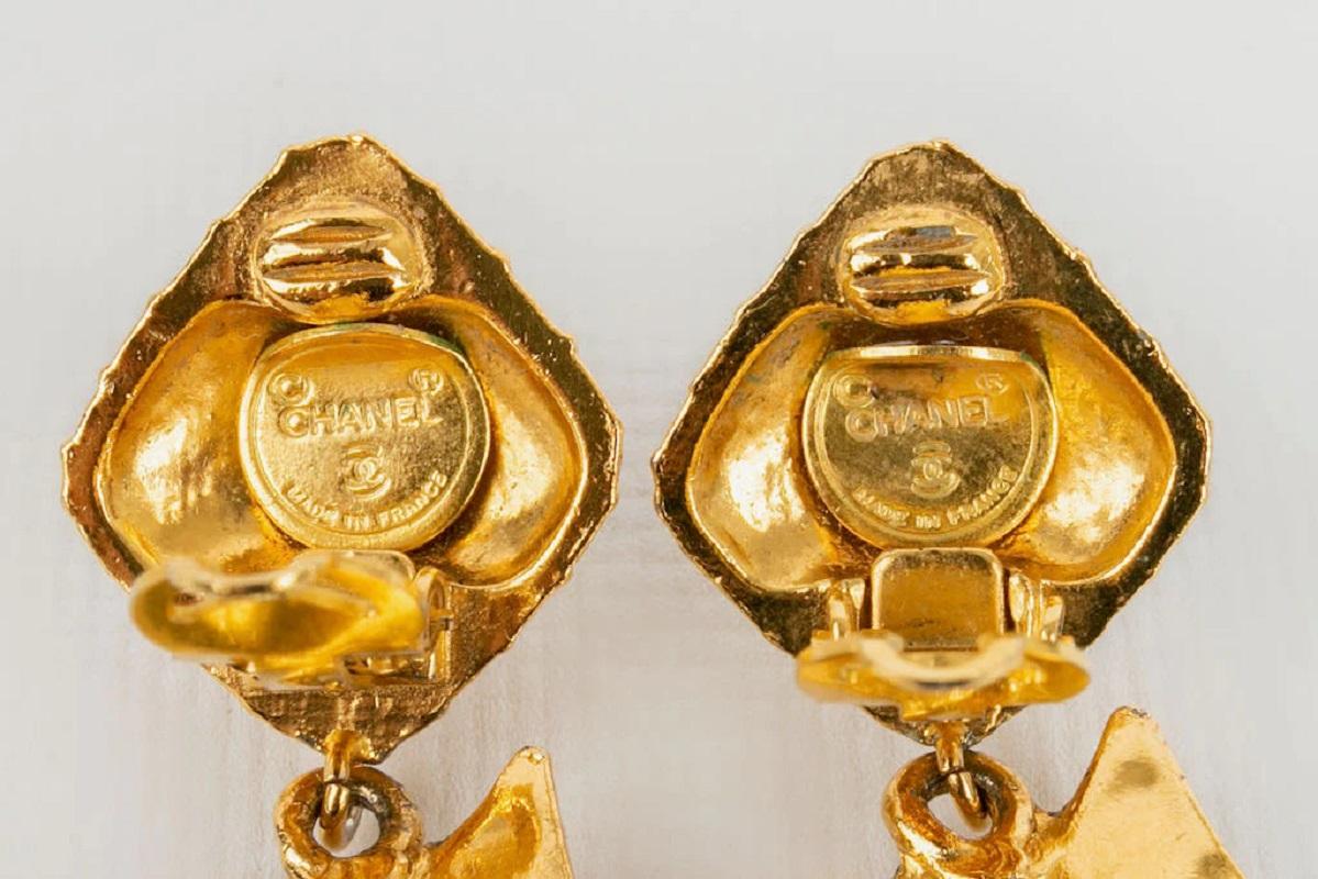 Women's Chanel Gold Metal Clip Earrings For Sale