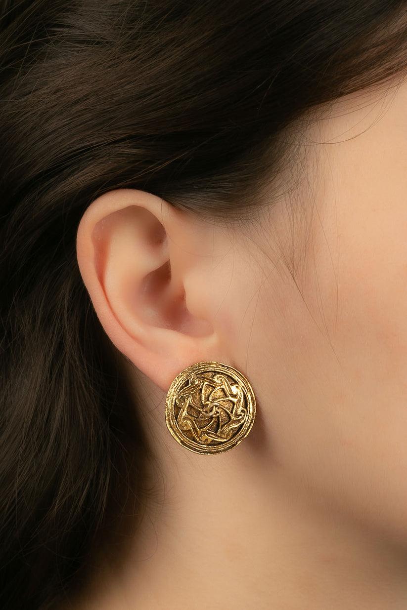 Chanel Gold Metal Clip Earrings For Sale 2