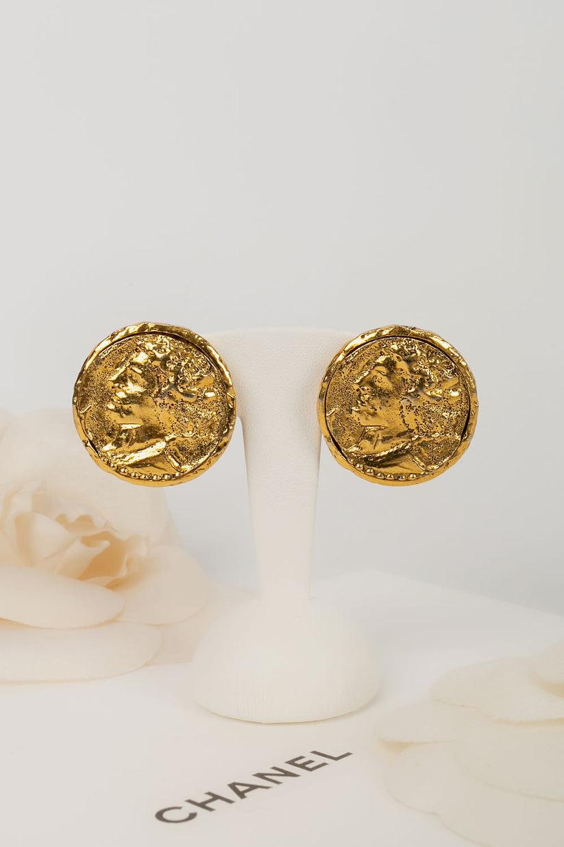 Chanel Gold Metal Clip Earrings For Sale 1