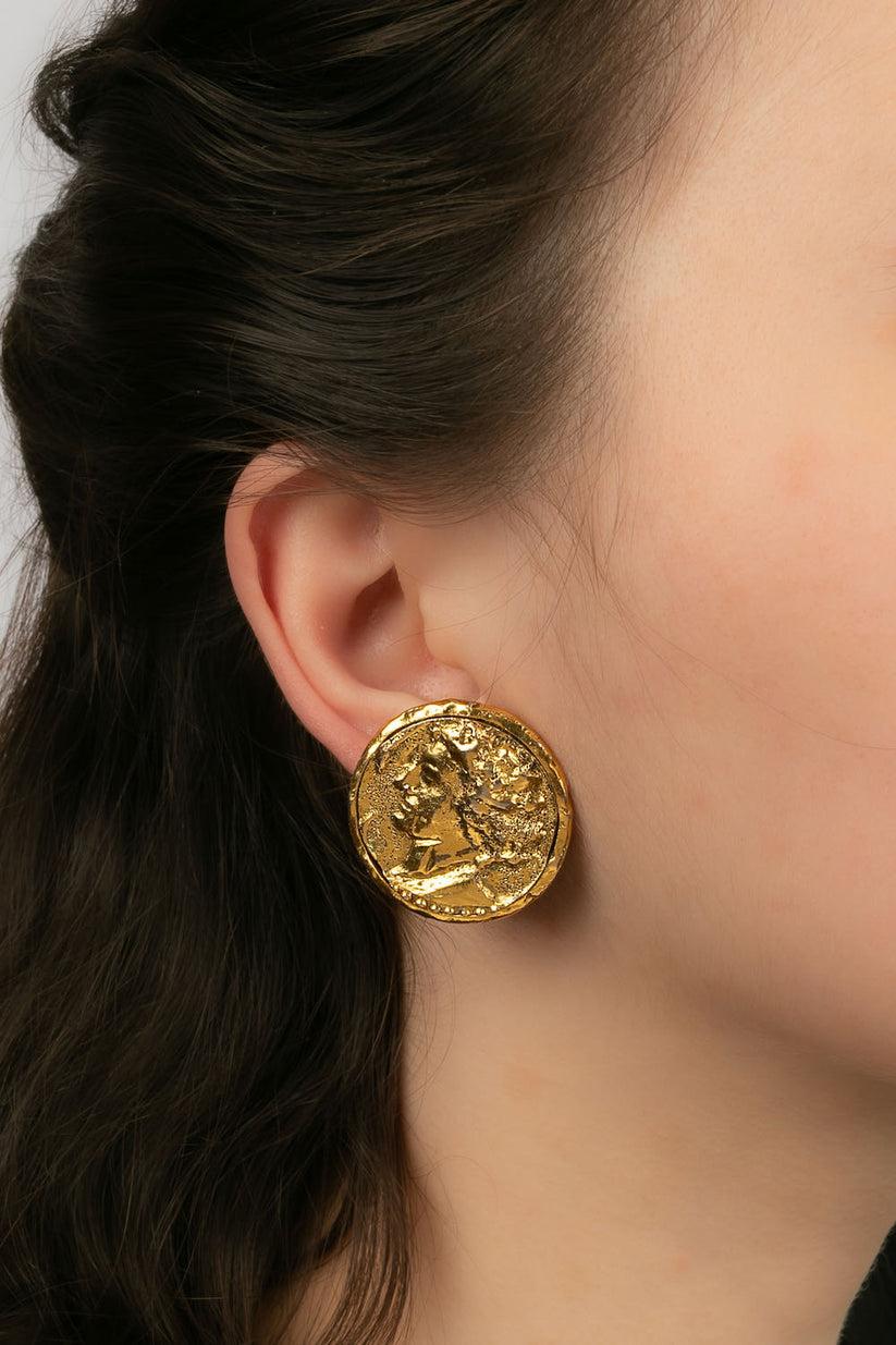 Chanel Gold Metal Clip Earrings For Sale 2
