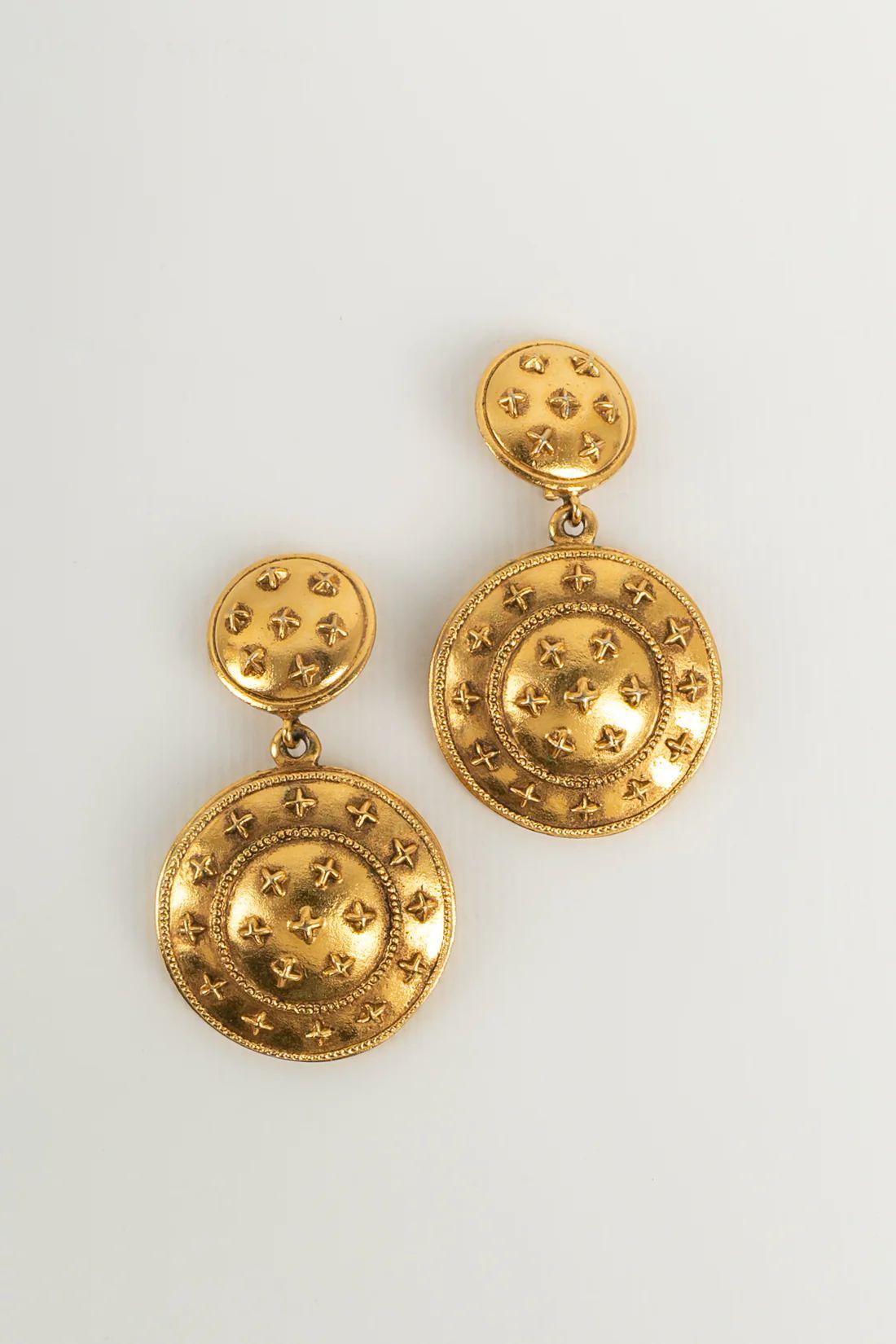 Chanel Gold Metal Clip Earrings For Sale