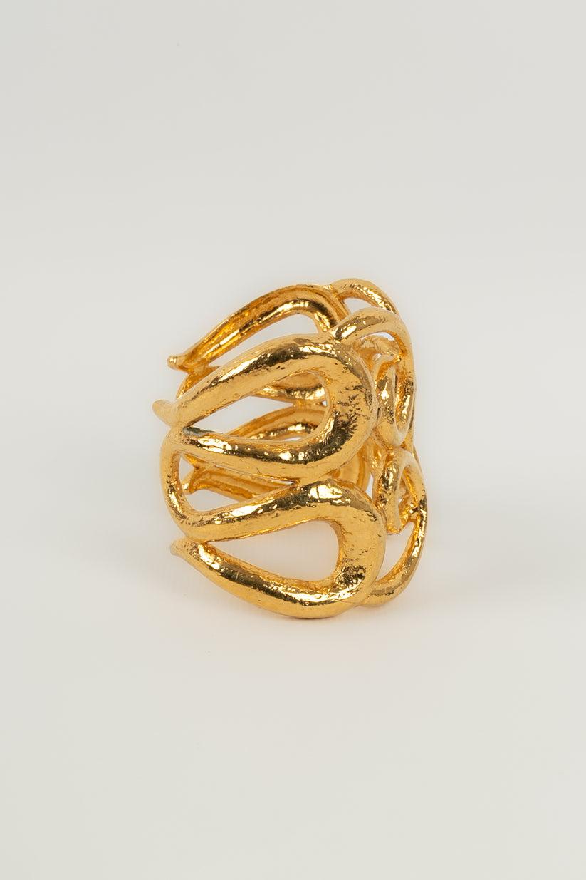Chanel - Gold metal cuff bracelet

Additional information:

Dimensions: 
Circumference: 14 cm 
Opening: 3 cm
Width: 6 cm

Condition: 
Very good condition
Seller Ref number: BRAB92
