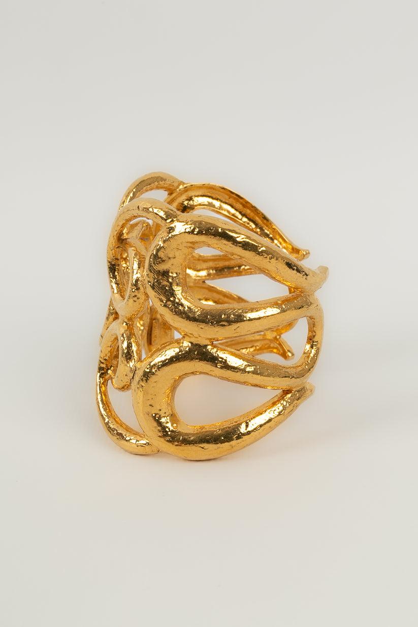 Chanel Gold Metal Cuff Bracelet In Excellent Condition For Sale In SAINT-OUEN-SUR-SEINE, FR