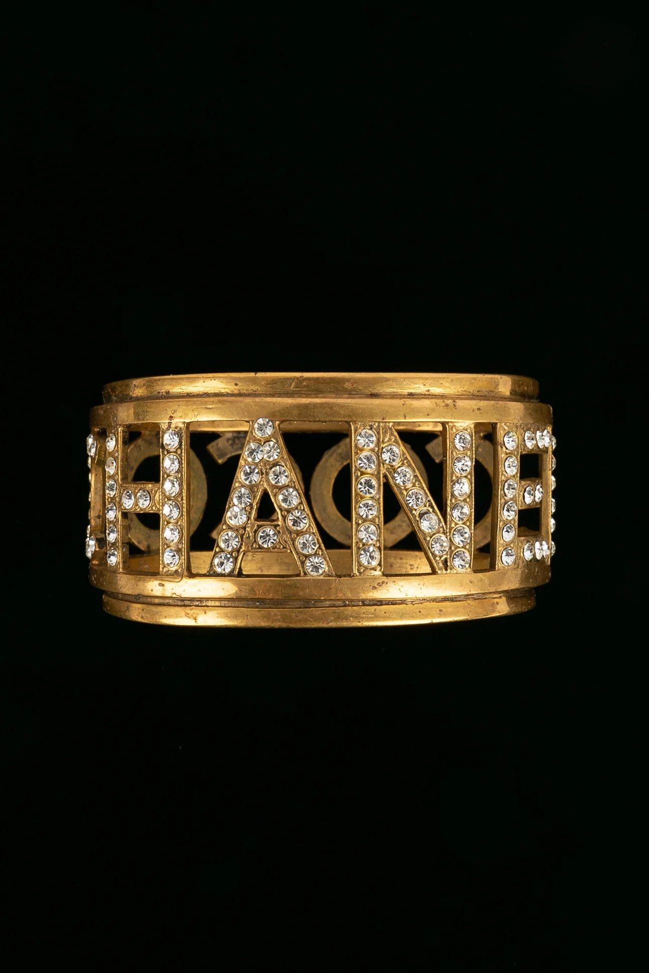 Chanel Gold Metal Cuff Bracelet Paved with Rhinestones In Good Condition For Sale In SAINT-OUEN-SUR-SEINE, FR