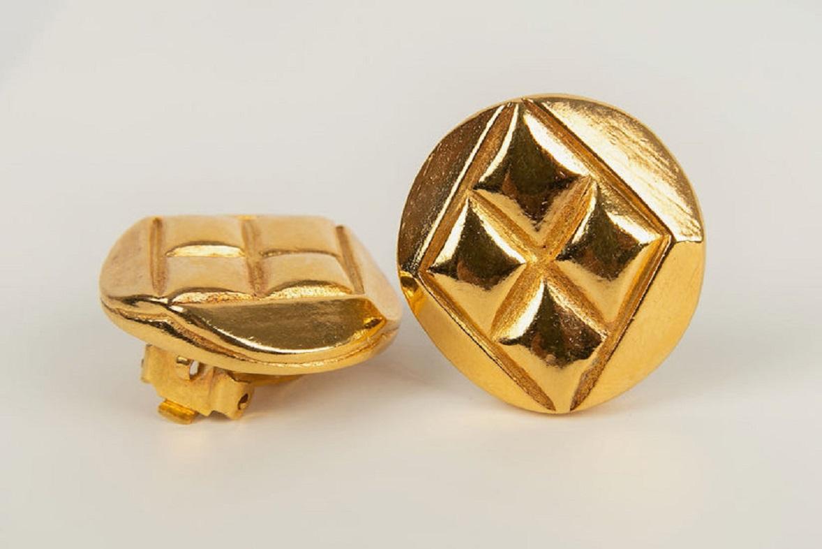 Chanel - (Made in France) Goldfarbene Metallohrringe.

Zusätzliche Informationen:
Abmessungen: Ø 2,3 cm

Bedingung: 
Sehr guter Zustand

Verkäufer Ref Nummer: BOB155