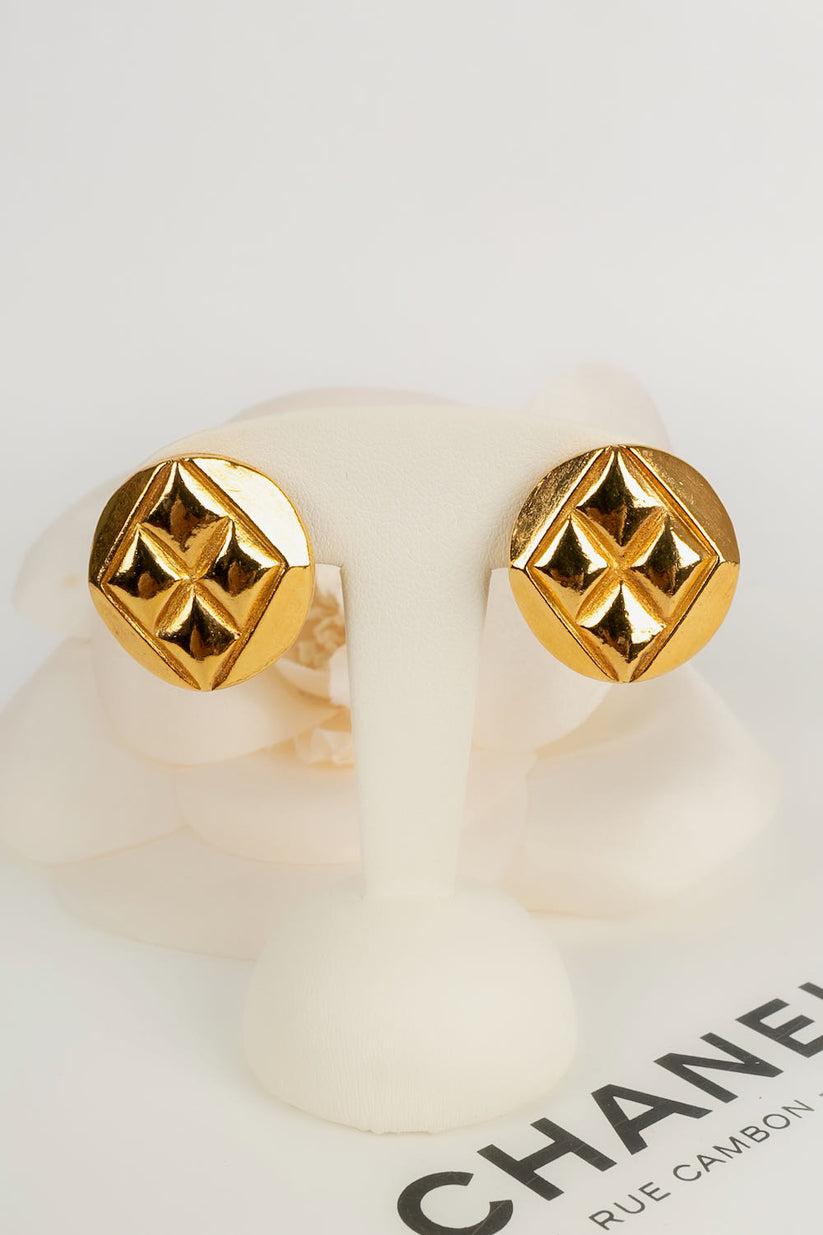 Gold Metall-Ohrringe von Chanel im Angebot 1
