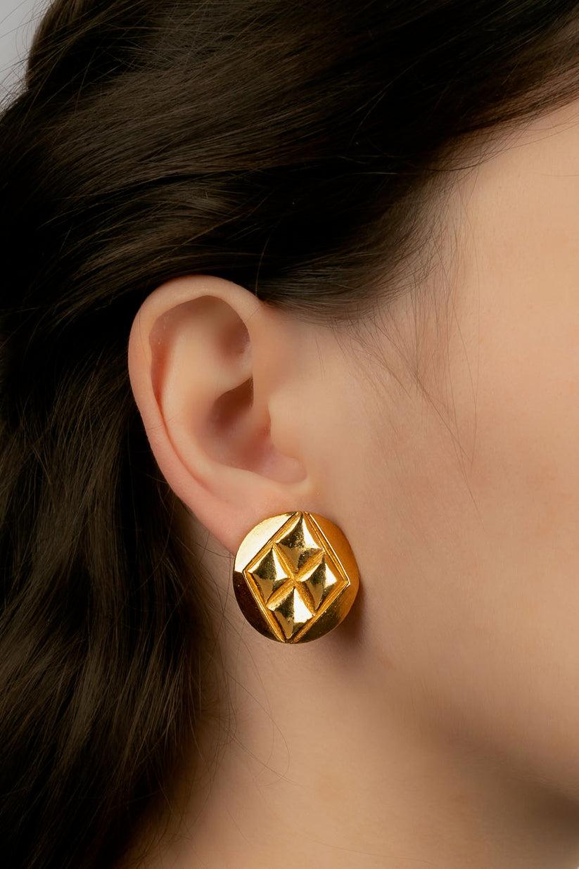 Chanel Gold Metal Earrings For Sale 2