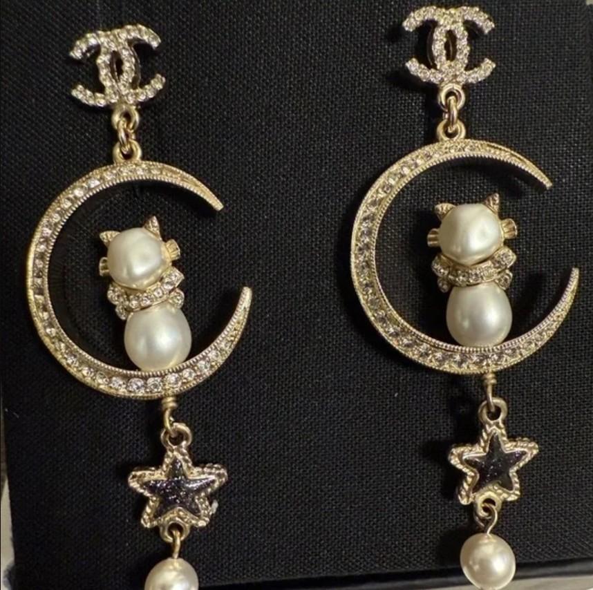 Exquisites Paar Chanel Kristall CC Mond, Katze, Stern Ohrringe baumeln
Collection'S 2020
Hergestellt in Frankreich
Hellgoldfarbenes Metall, Kunstperlen und Kristalle
Insgesamt sehr guter Zustand, abgesehen von leichten Gebrauchsspuren und