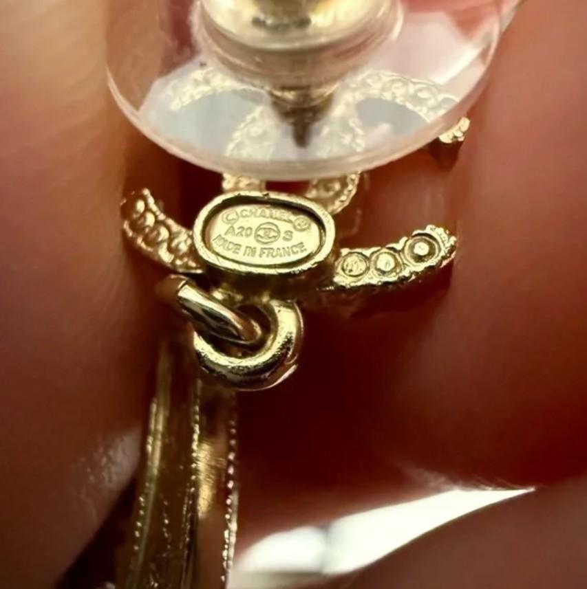 CHANEL Gold-Metall-Glas-Kristall-CC-Katzen-Mond-Baumel-Ohrringe für Damen oder Herren im Angebot