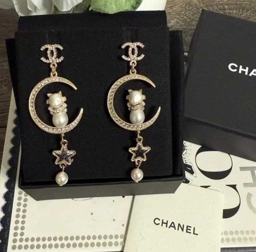 CHANEL Gold-Metall-Glas-Kristall-CC-Katzen-Mond-Baumel-Ohrringe im Angebot 4