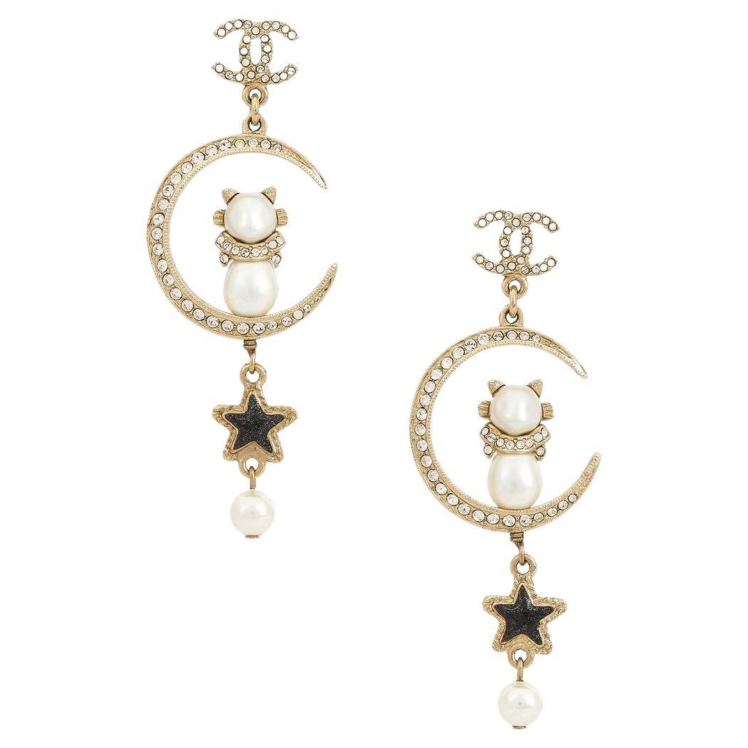 CHANEL Gold-Metall-Glas-Kristall-CC-Katzen-Mond-Baumel-Ohrringe im Angebot