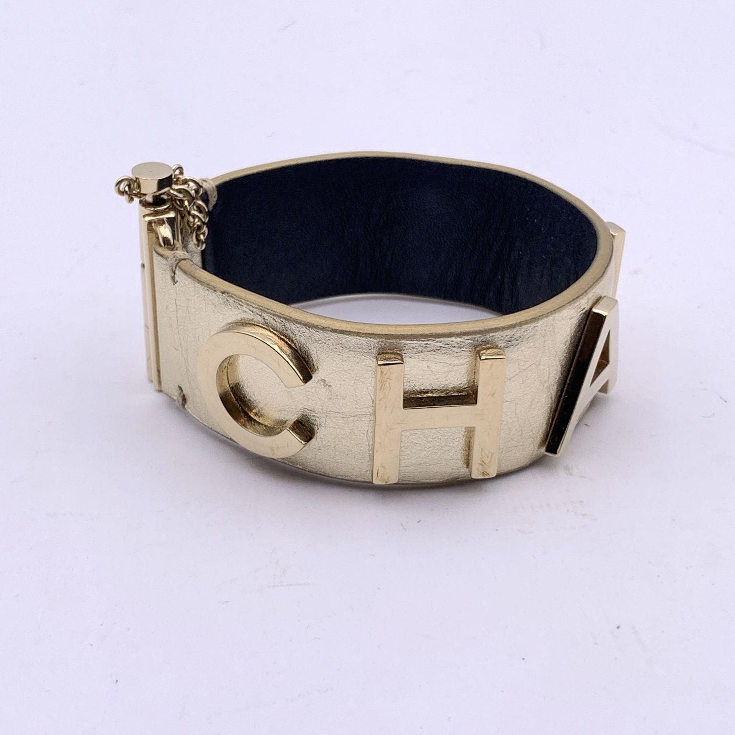 Chanel Gold Metal Leather Logo Lettering Cuff Bracelet Size M en vente 1