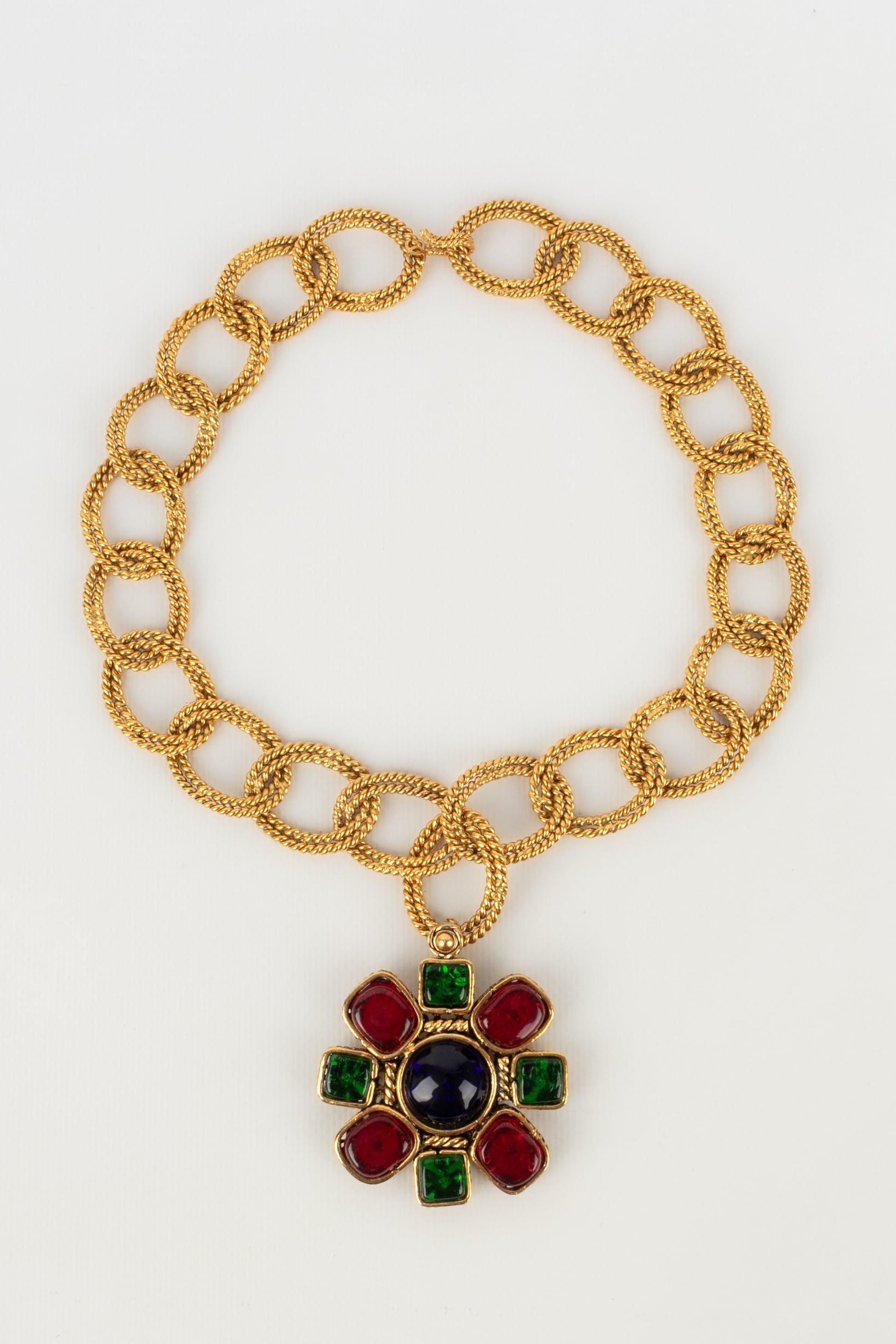 Chanel - (Made in France) Gold metal necklace and glass paste pendant. Collection 2cc3.

Additional information:
Condition: Very good condition
Dimensions: Length: 50 cm - Pendant: 6 cm x 6 cm
Period: 21st Century

Seller Reference: CB39