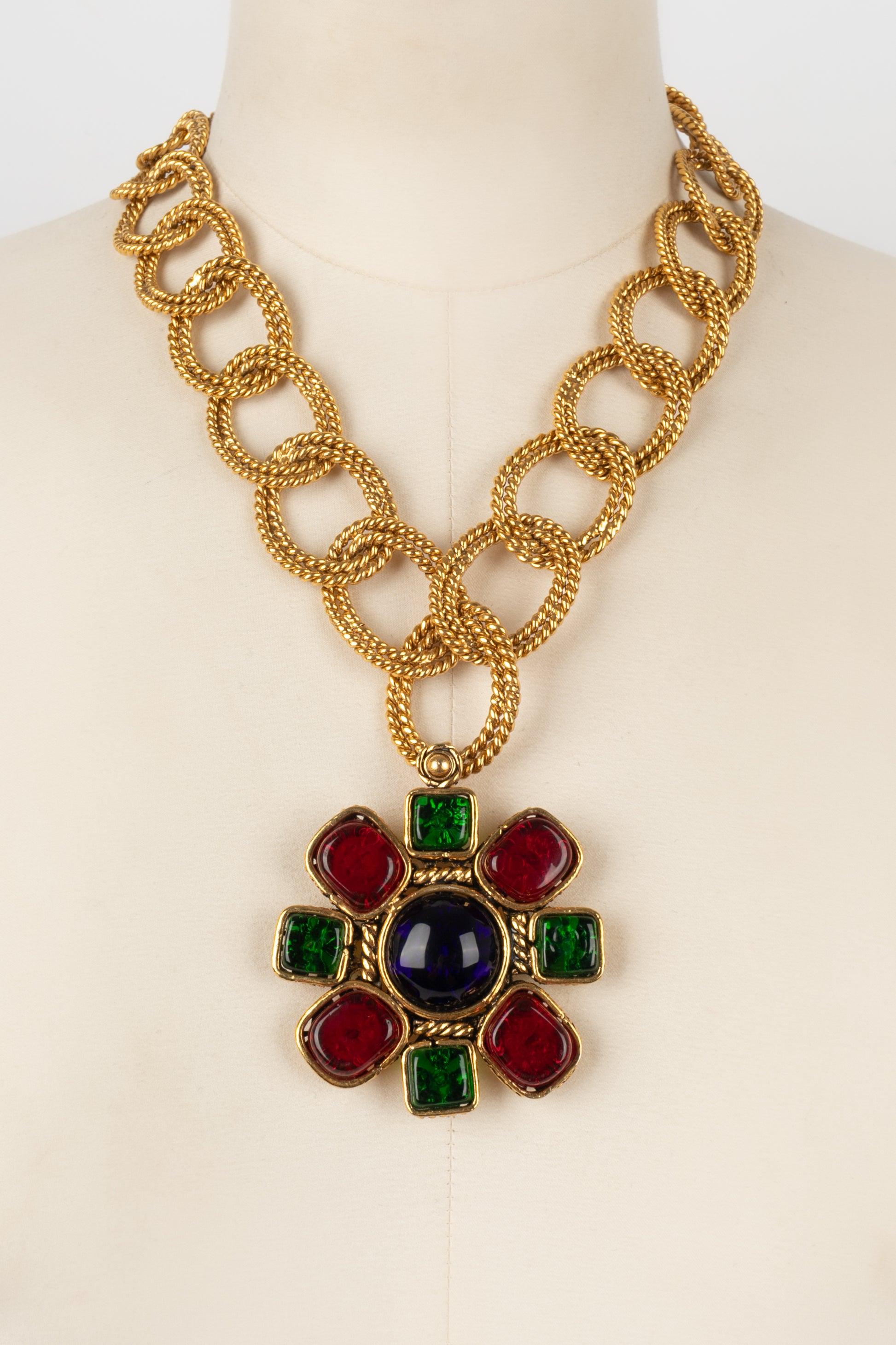 Chanel Collier en métal doré et pendentif en pâte de verre Excellent état - En vente à SAINT-OUEN-SUR-SEINE, FR