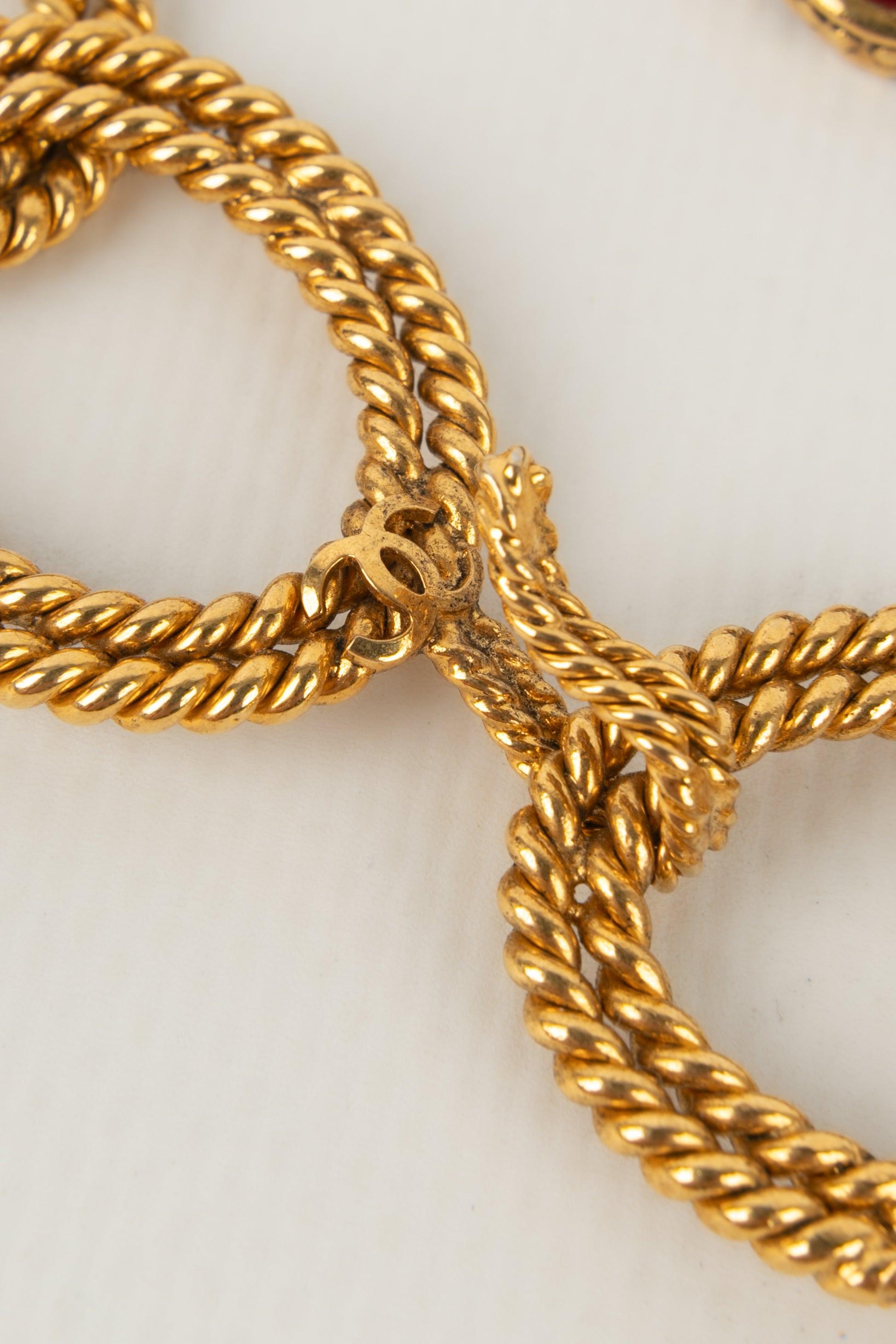 Chanel Collier en métal doré et pendentif en pâte de verre en vente 2