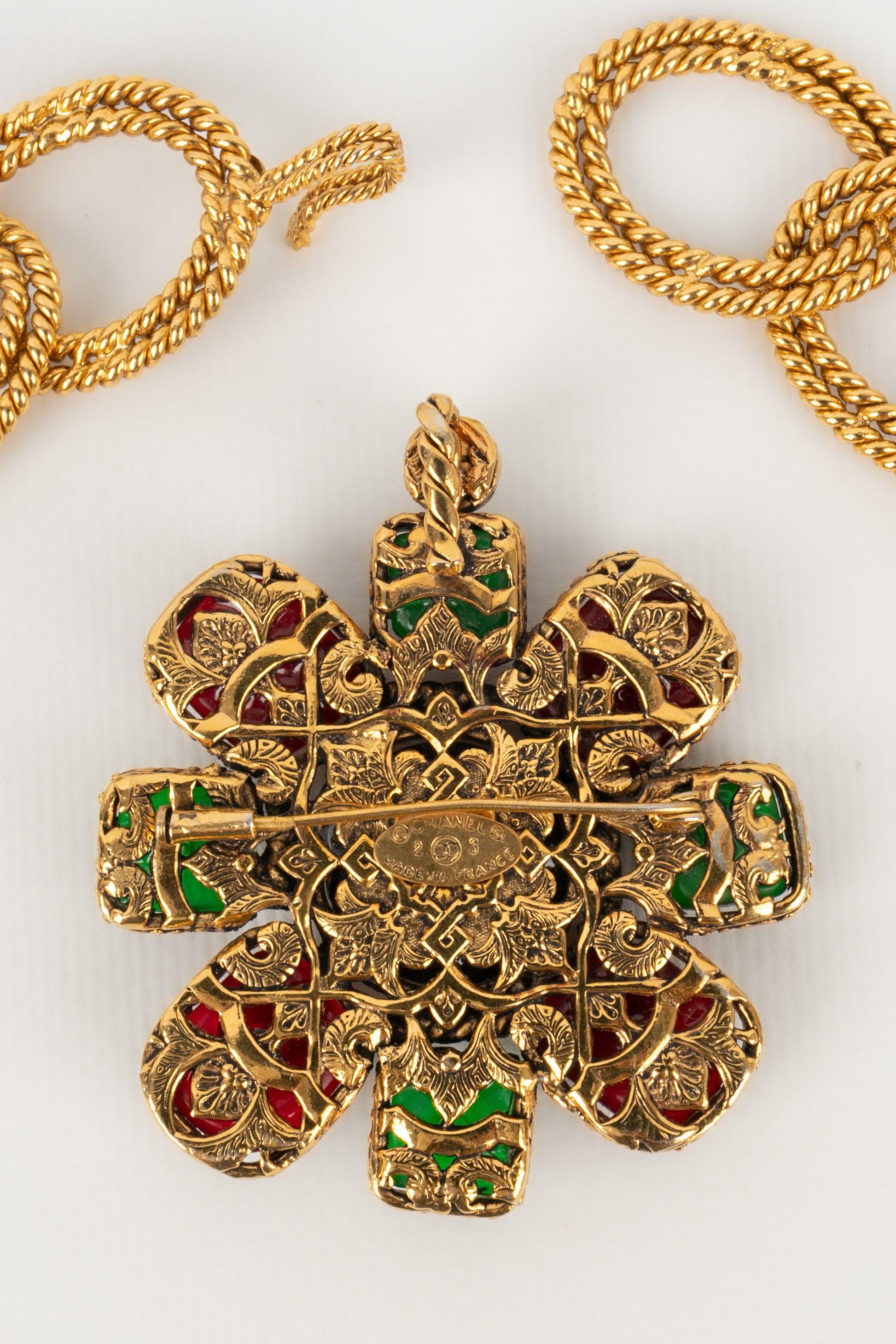 Chanel Collier en métal doré et pendentif en pâte de verre en vente 4