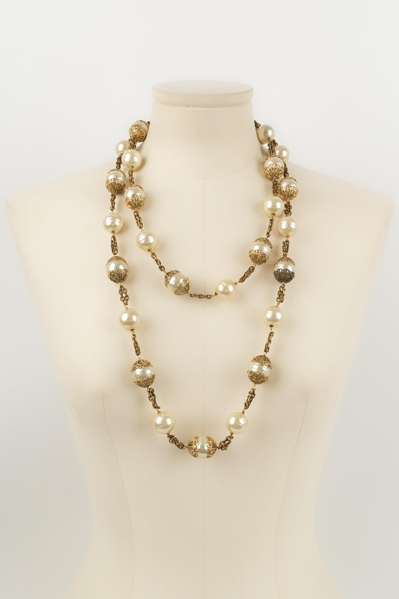 Chanel - Gold metal necklace with pearls.
Collection Spring-Summer 1996.

Additional information: 
Dimensions: Length: 140 cm
Condition: Very good condition

Seller Ref number: CB66