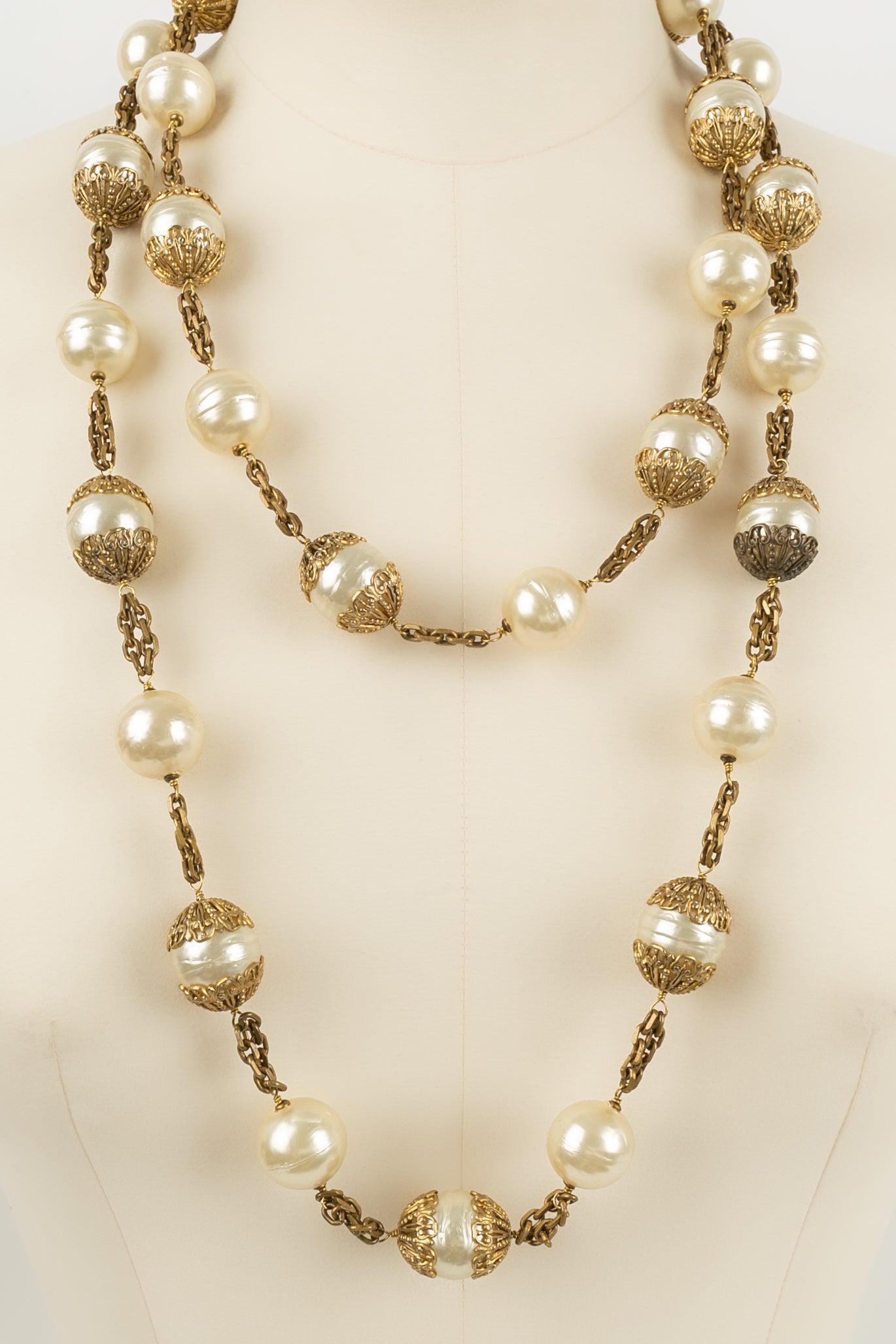 Chanel Gold Metal Necklace with Pearls In Excellent Condition For Sale In SAINT-OUEN-SUR-SEINE, FR