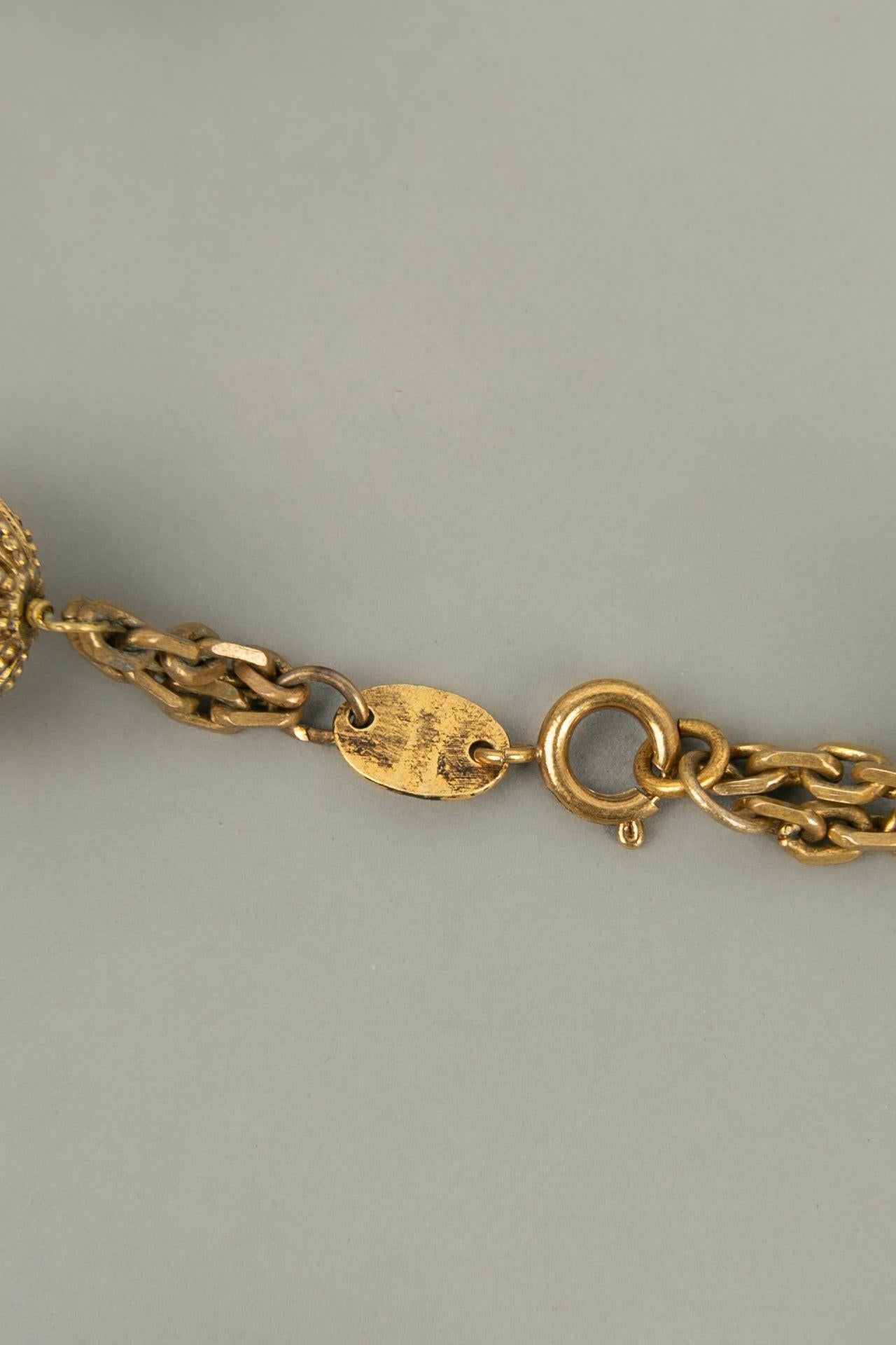 Collier en métal doré et perles de Chanel en vente 3