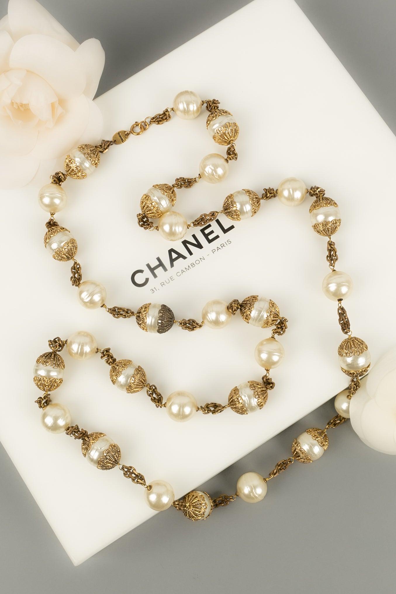 Collier en métal doré et perles de Chanel en vente 4