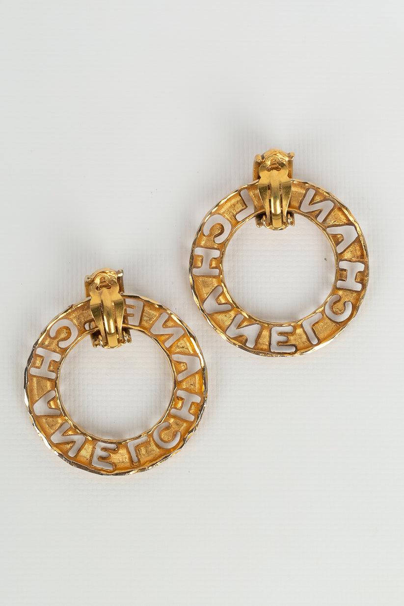 Chanel - (Made in France) Durchbrochene Ohrringe aus Goldmetall.

Zusätzliche Informationen:
Abmessungen: 6 H cm

Bedingung: 
Sehr guter Zustand

Verkäufer Ref Nummer: BOB87