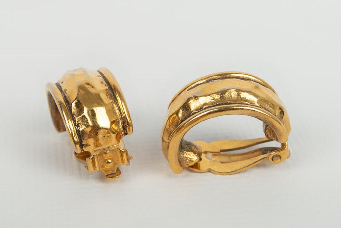 Chanel Gold Metall Durchbrochene Ohrringe Damen im Angebot