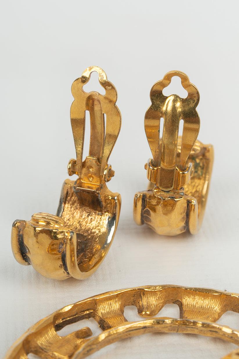 Chanel Gold Metall Durchbrochene Ohrringe im Angebot 1
