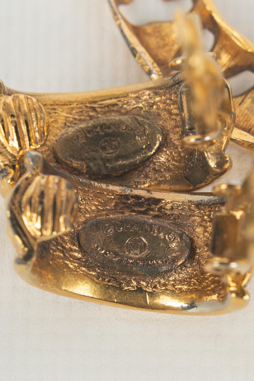 Chanel Gold Metall Durchbrochene Ohrringe im Angebot 2