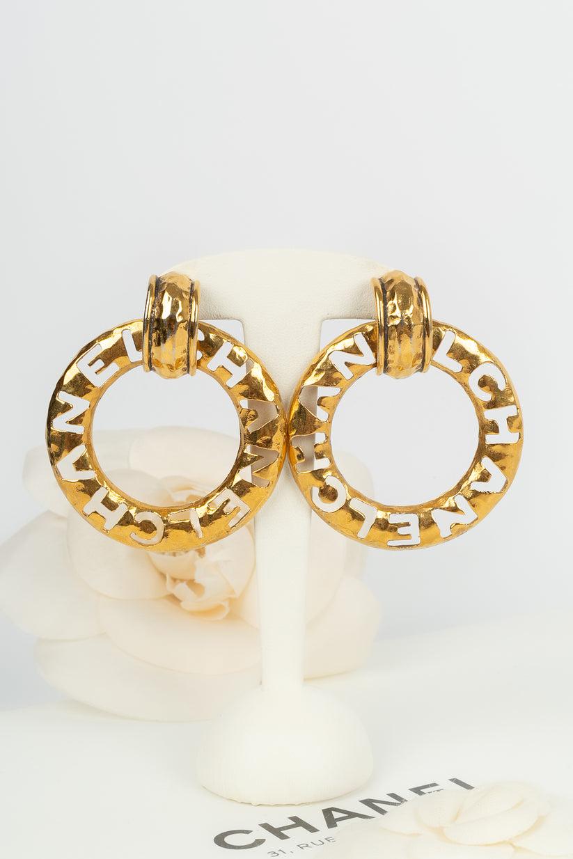 Chanel Gold Metall Durchbrochene Ohrringe im Angebot 3