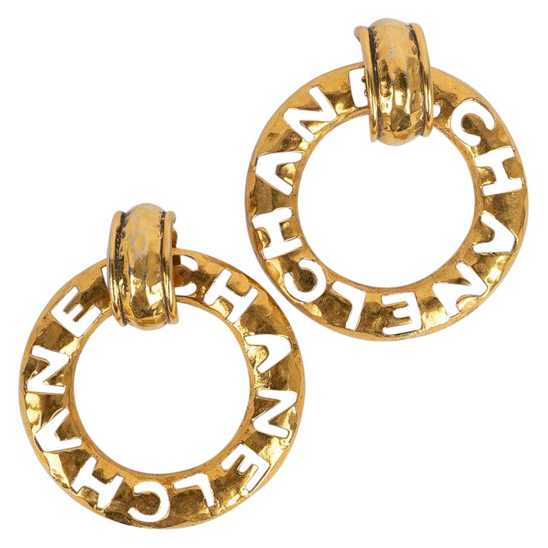 Chanel Pendientes calados de metal dorado