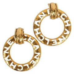 Chanel Pendientes calados de metal dorado