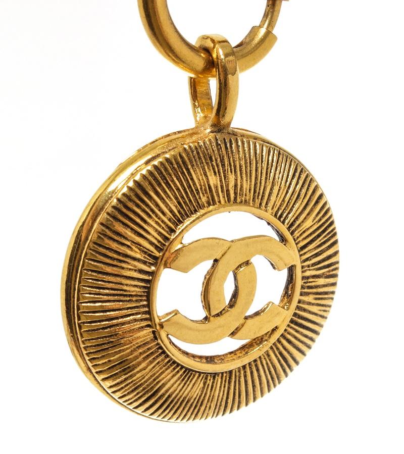 Chanel Vintage CC Halskette mit rundem Anhänger aus Gold und Metall im Zustand „Gut“ im Angebot in Irvine, CA
