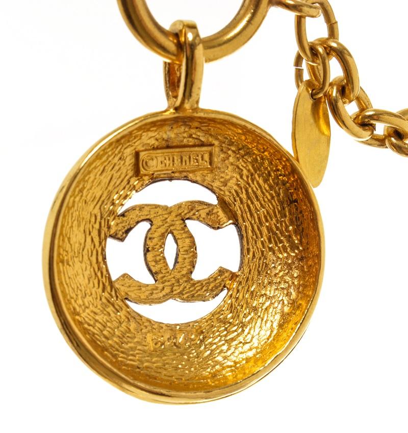 Women's Chanel Gold Metal Vintage CC Round Pendant Necklace For Sale
