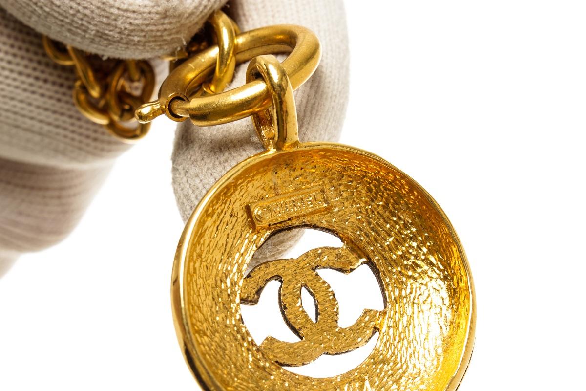 Chanel Gold Metal Vintage CC Round Pendant Necklace For Sale 1