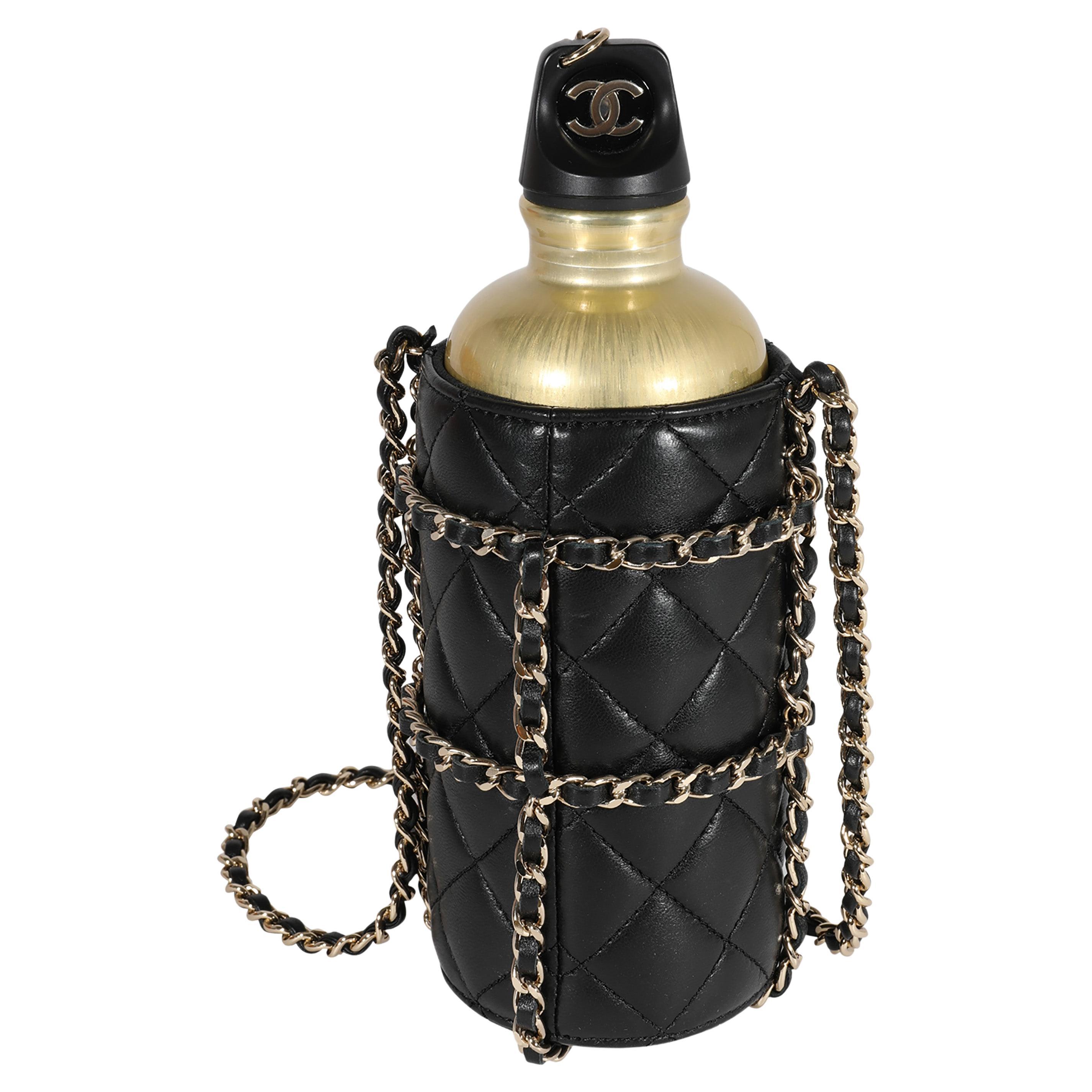 Chanel Gold Metall-Wasserflasche & Schwarzer gesteppter Lammfell-Halter im Angebot