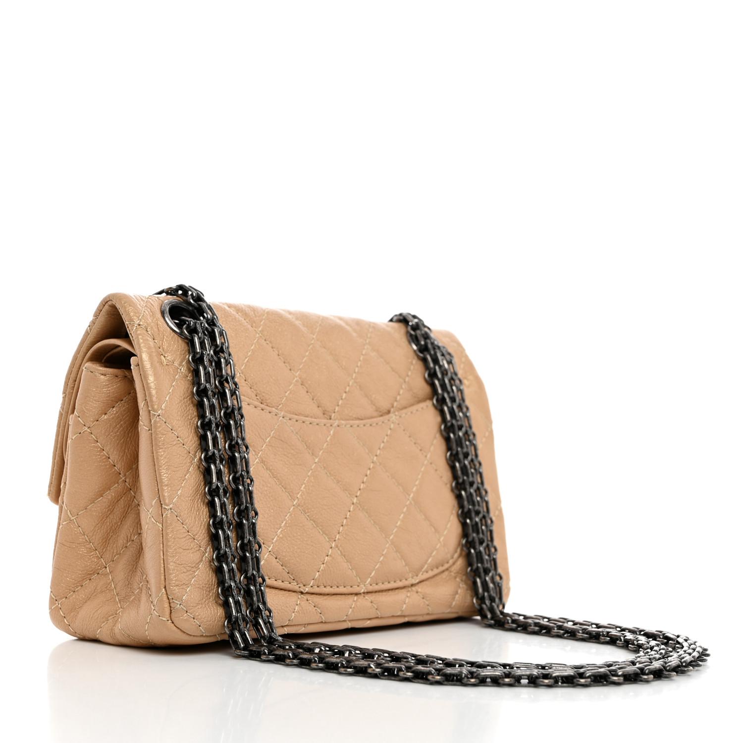 - •Einzigartige Lucky-Charms-Details - eine verspielte Mischung aus metallischen Chanel-Symbolen, die das gesteppte Leder zieren

- •Elegantes Metallic-Finish auf weichem, aber strapazierfähigem Kalbsleder mit Diamantsteppung

- •Die eleganten