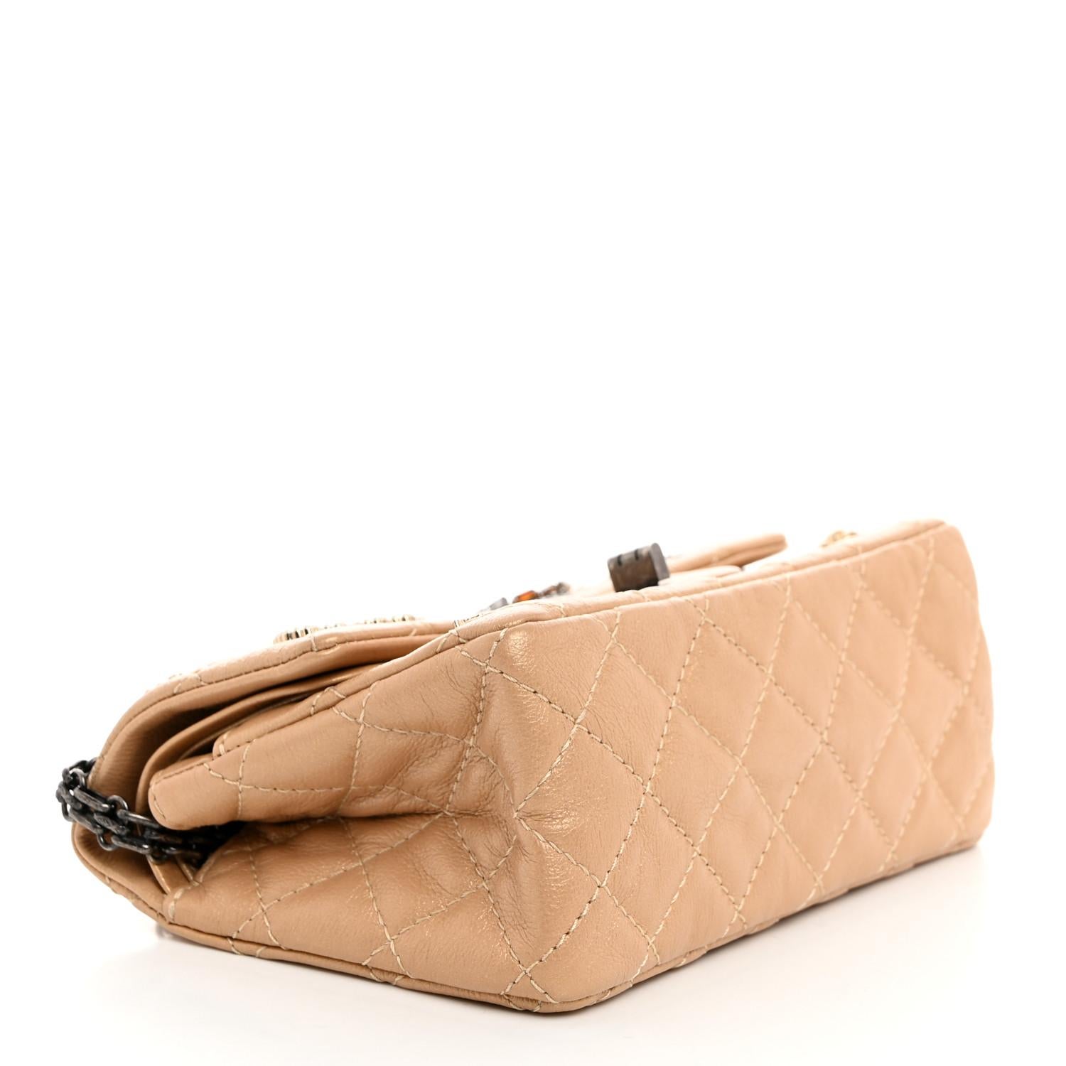 Chanel Gold Metallic gesteppte Paris Charms Umhängetasche aus Kalbsleder im Zustand „Gut“ im Angebot in Miami, FL