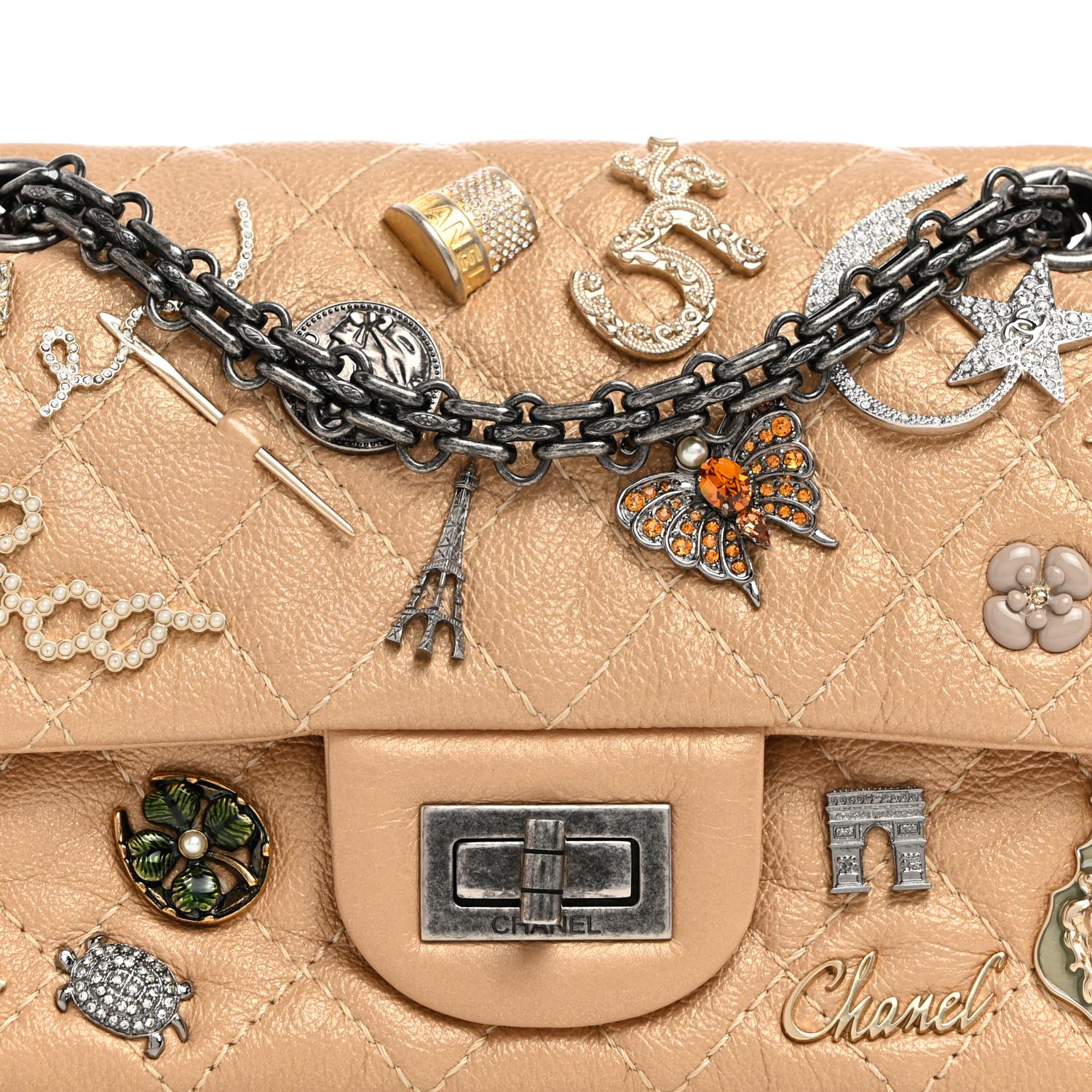 Chanel Gold Metallic gesteppte Paris Charms Umhängetasche aus Kalbsleder für Damen oder Herren im Angebot