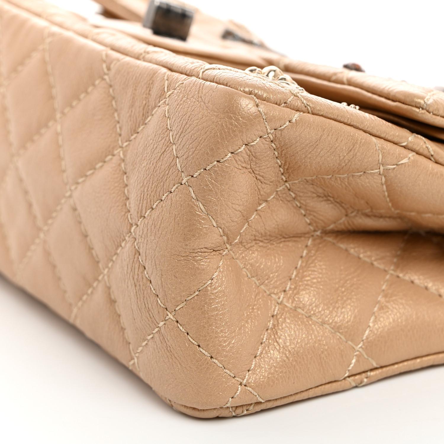 Chanel Gold Metallic gesteppte Paris Charms Umhängetasche aus Kalbsleder im Angebot 1