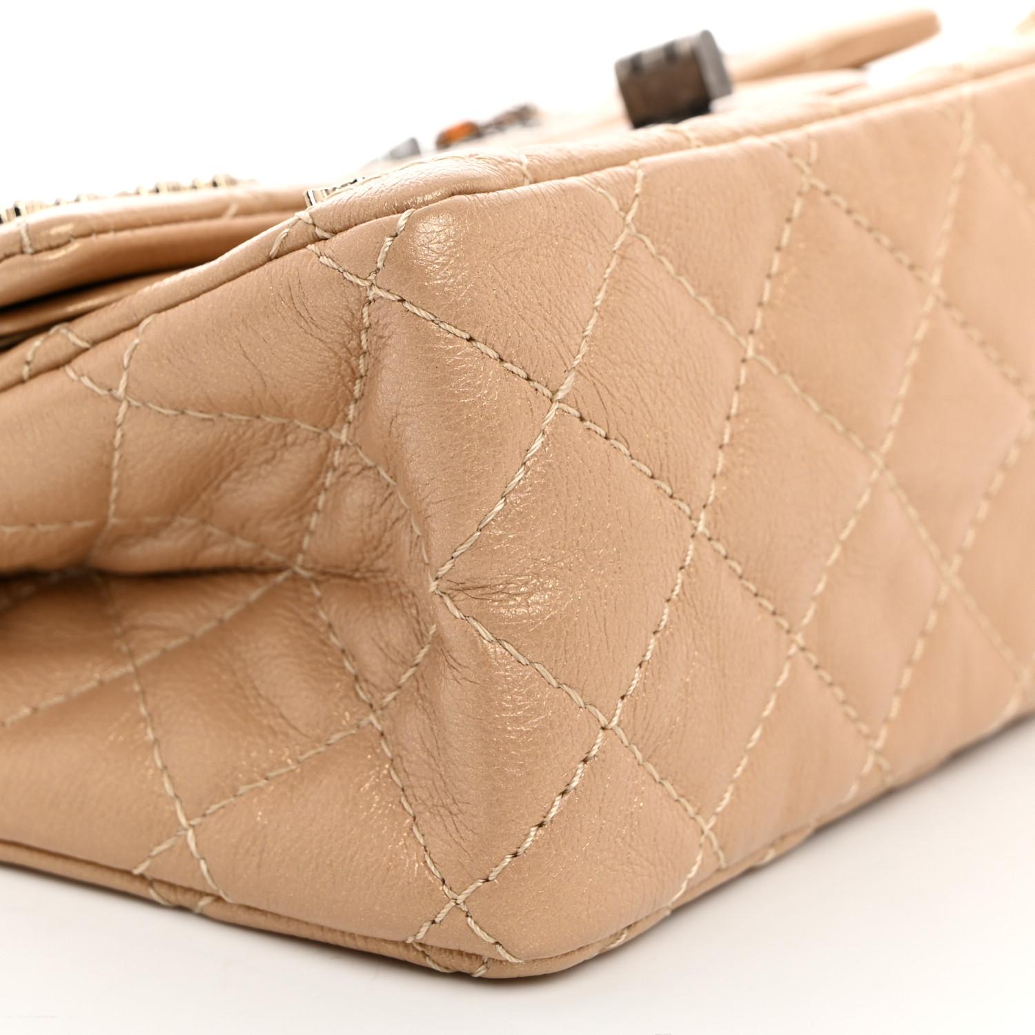 Chanel Gold Metallic gesteppte Paris Charms Umhängetasche aus Kalbsleder im Angebot 2