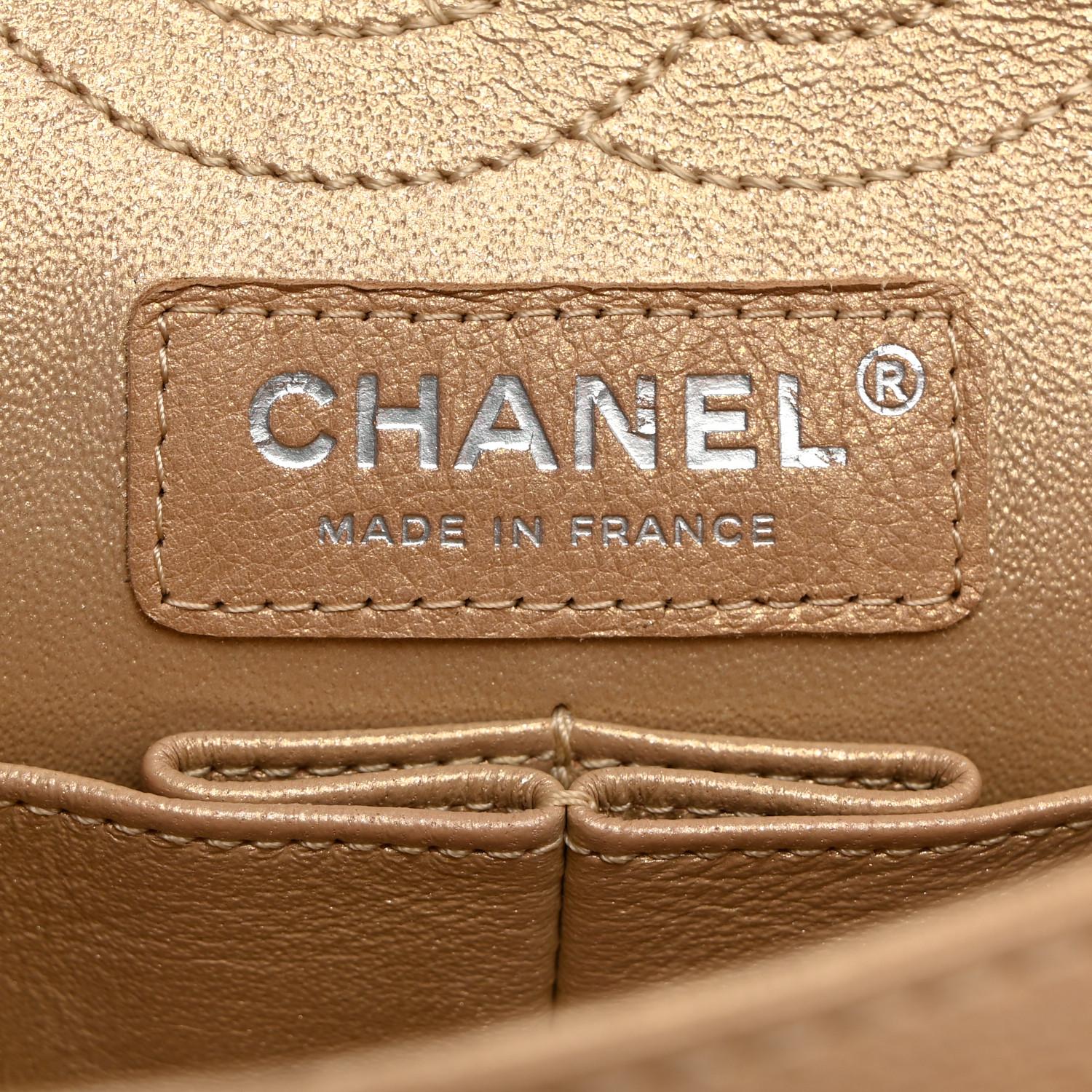 Chanel Gold Metallic gesteppte Paris Charms Umhängetasche aus Kalbsleder im Angebot 3