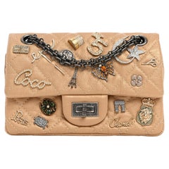 Chanel - Sac à bandoulière Paris Charms en cuir de veau matelassé doré métallisé